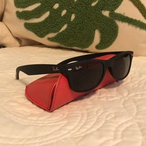 Ray-Ban 2132 Matte Black Rubber New Wayfarer